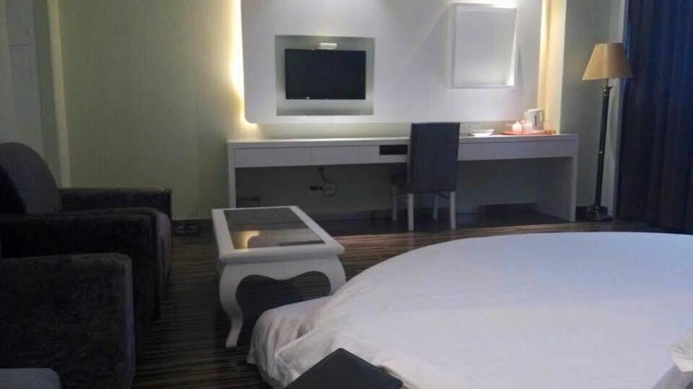 New Zhongxun Business Hotel Yueyang Esterno foto